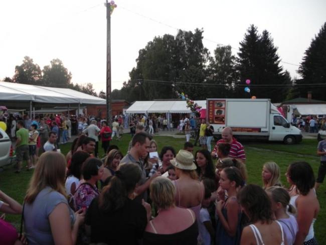 Megrohamozva autogram osztogatás :D